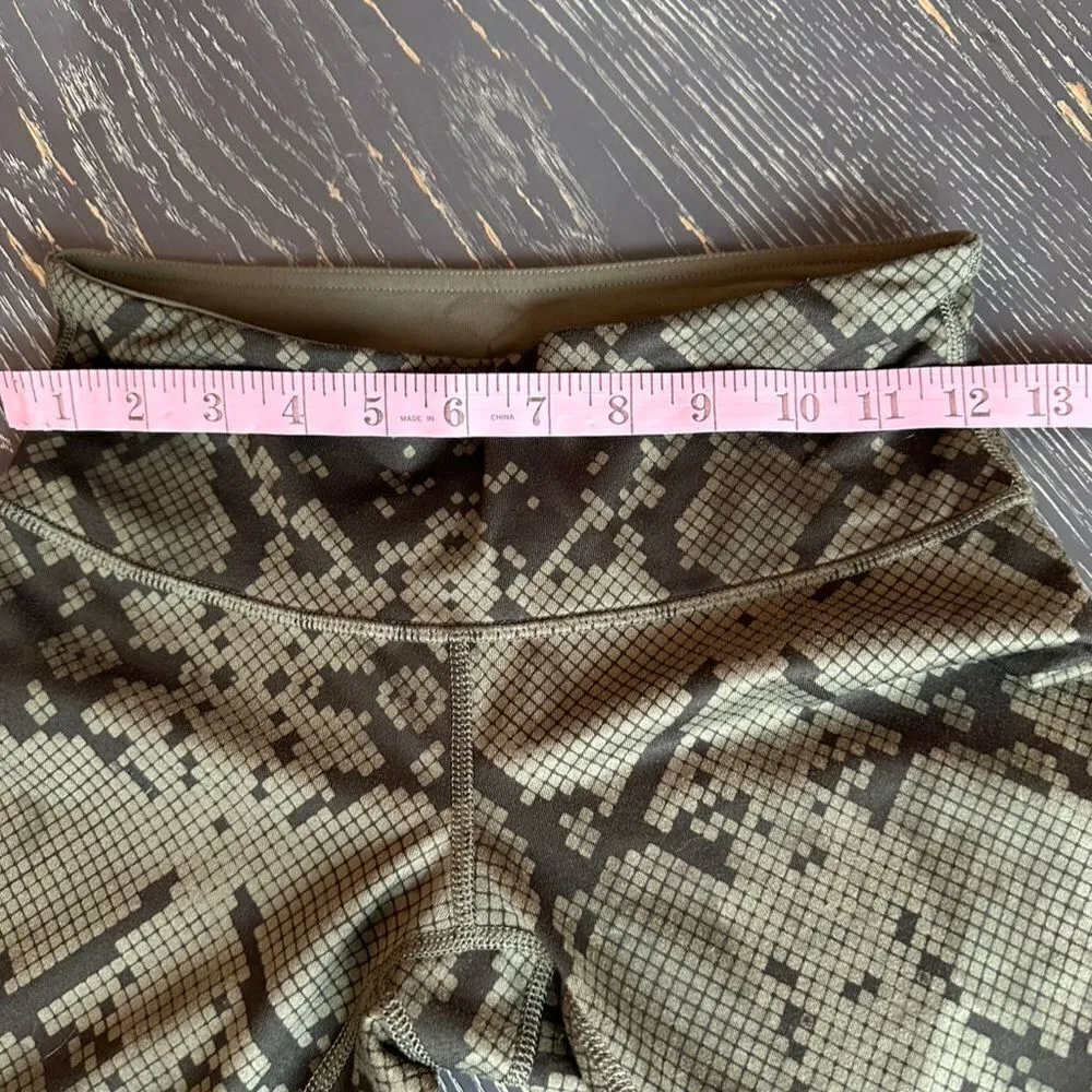 Lululemon Athletica Women's Green Snake/Camo Leggings Size 4 - Image 4