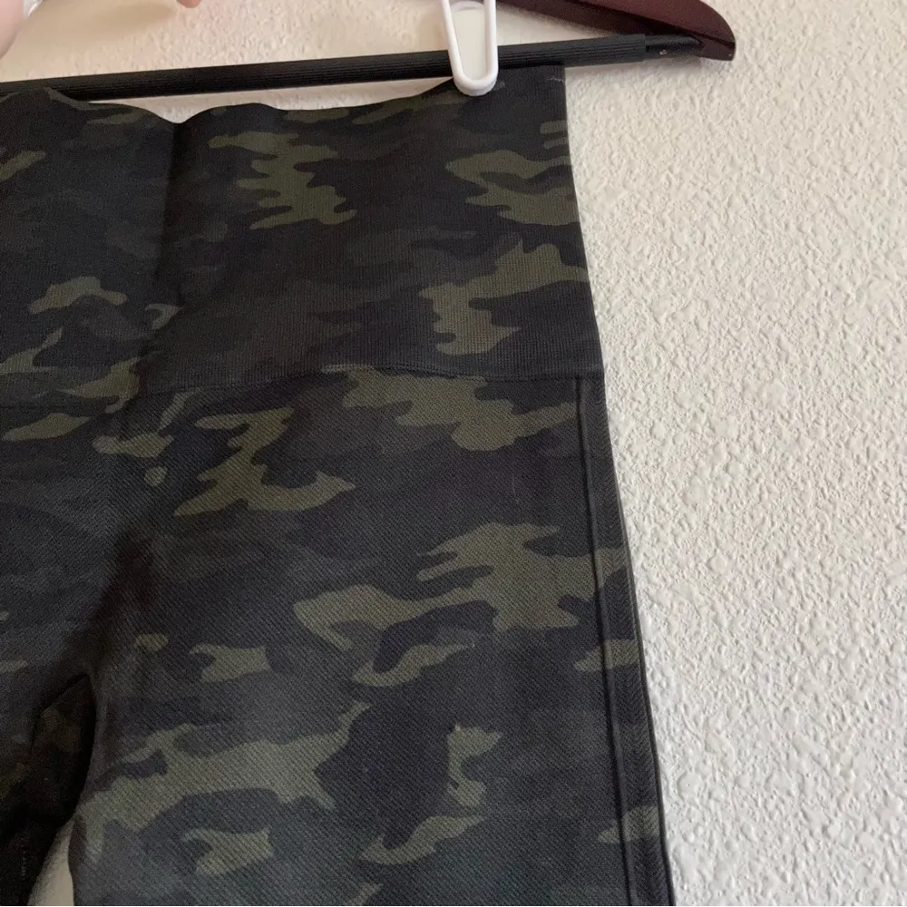 Look At Me Now Seamless SPANX Legging Size Medium Green Camo - Image 8