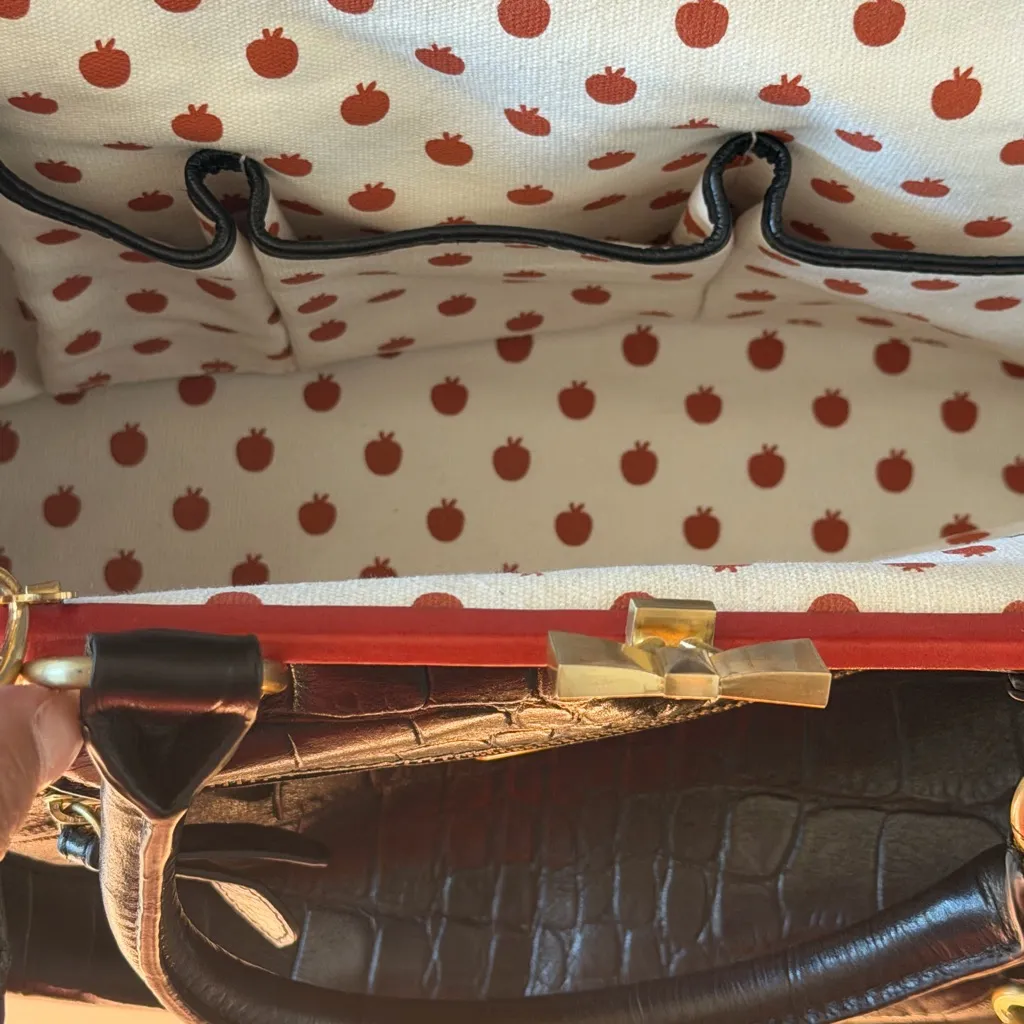 Isabella Fiore rare Snow White purse/handbag with beautiful bow chain - Image 11