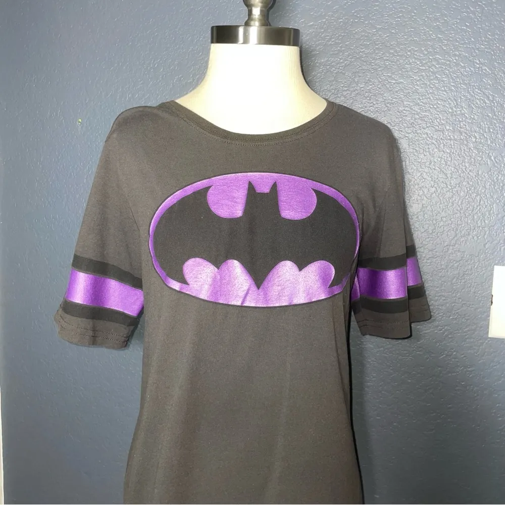 Batman graphic logo T Shirt size XL (15/17) black purple varsity top - Image 3