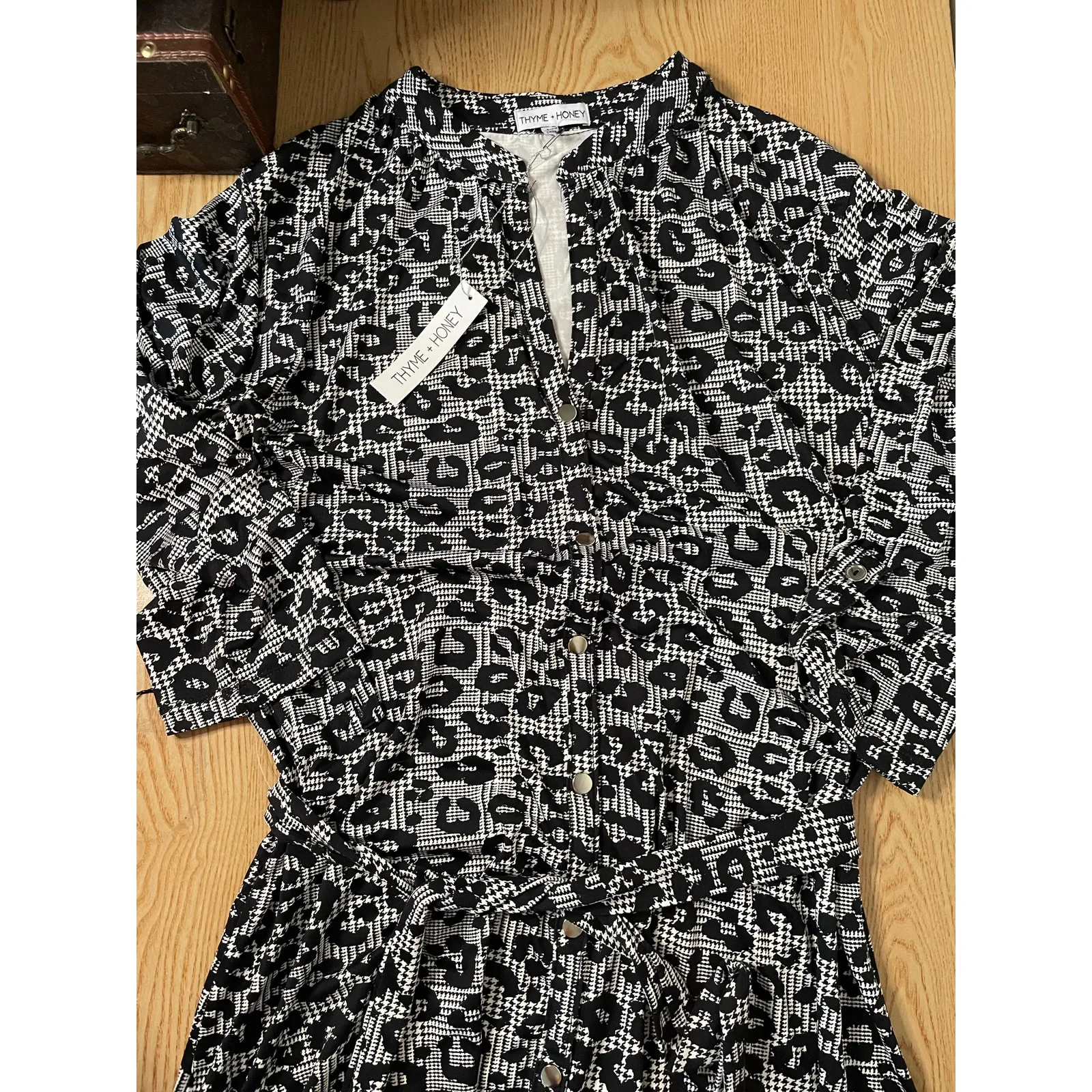 New Women’s Thyme & Honey Animal 🐆Print Dress with Belt size Medium Black - Image 5