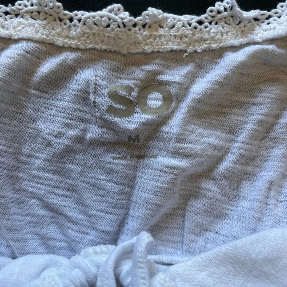 SO White Ruched Keyhole Neckline Women’s Tank Top Sz M EUC - Image 4