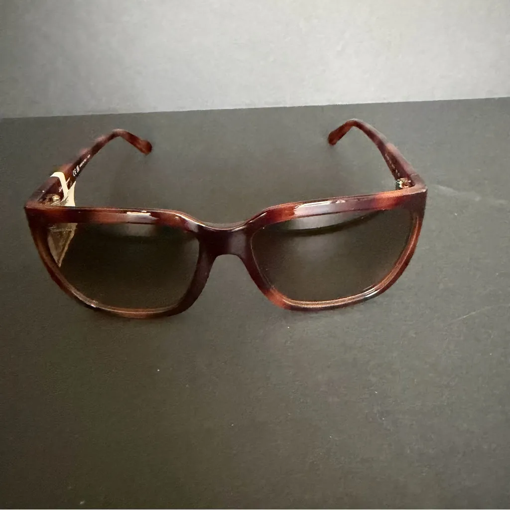 Salvatore Ferragamo Classic Logo 59mm Gradient Rectangle Tortoise Sunglasses - Image 2