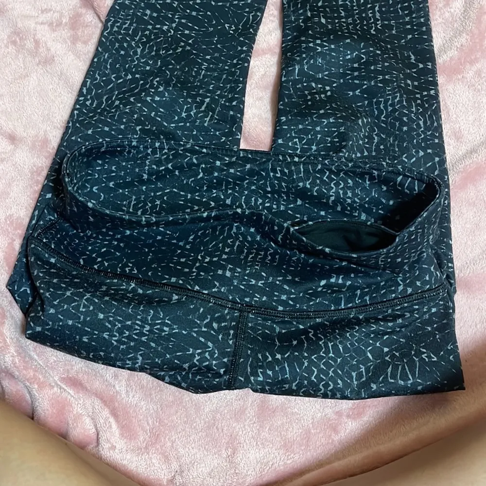 Lululemon patterned leggings-size 6 - Image 5