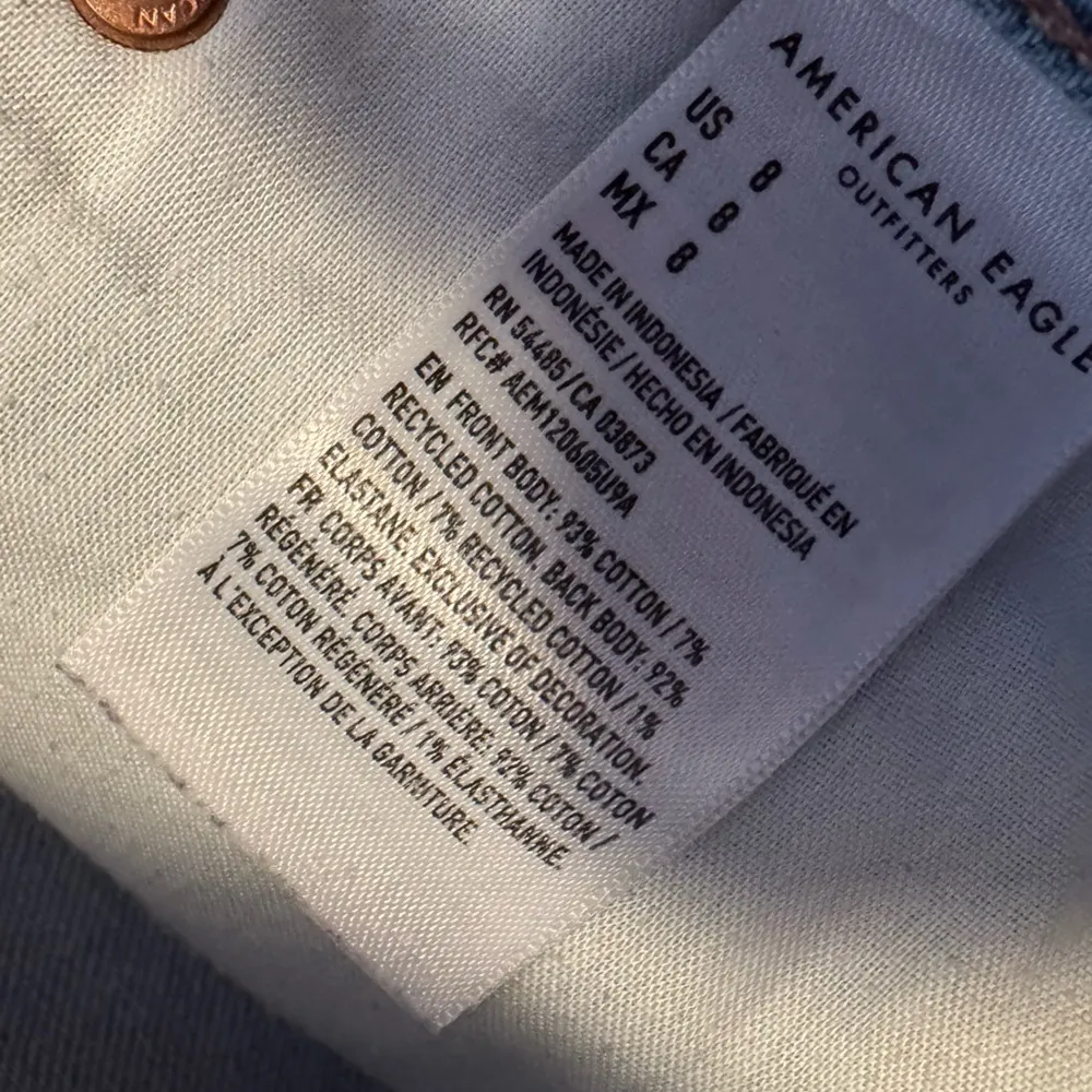 American Eagle 90’s Boyfriend shorts light blue heavily distressed denim size 8 - Image 6