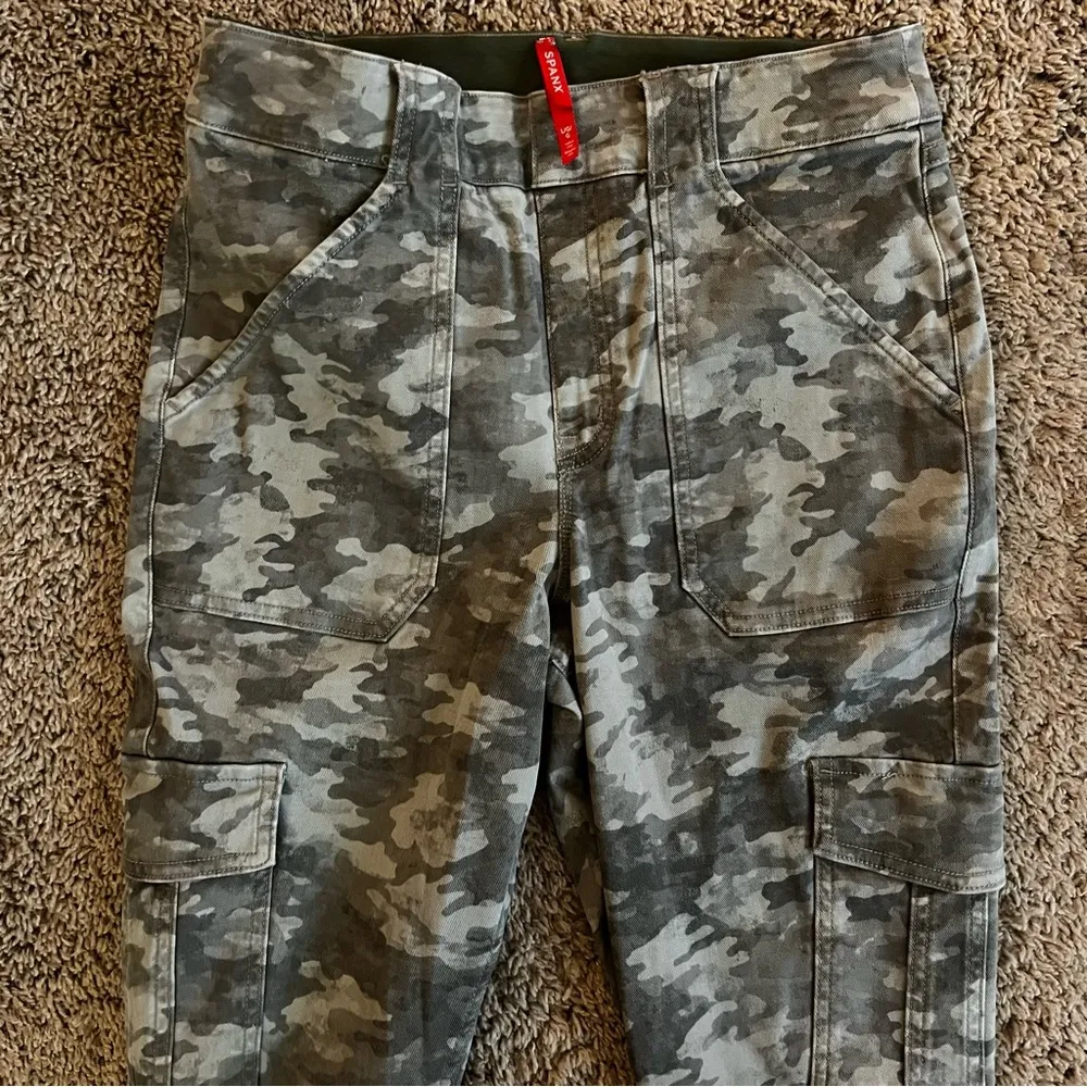 Spanx High Waisted Stretch Twill Ankle Cargo Pant Stone Wash Camo Green Grey L - Image 6