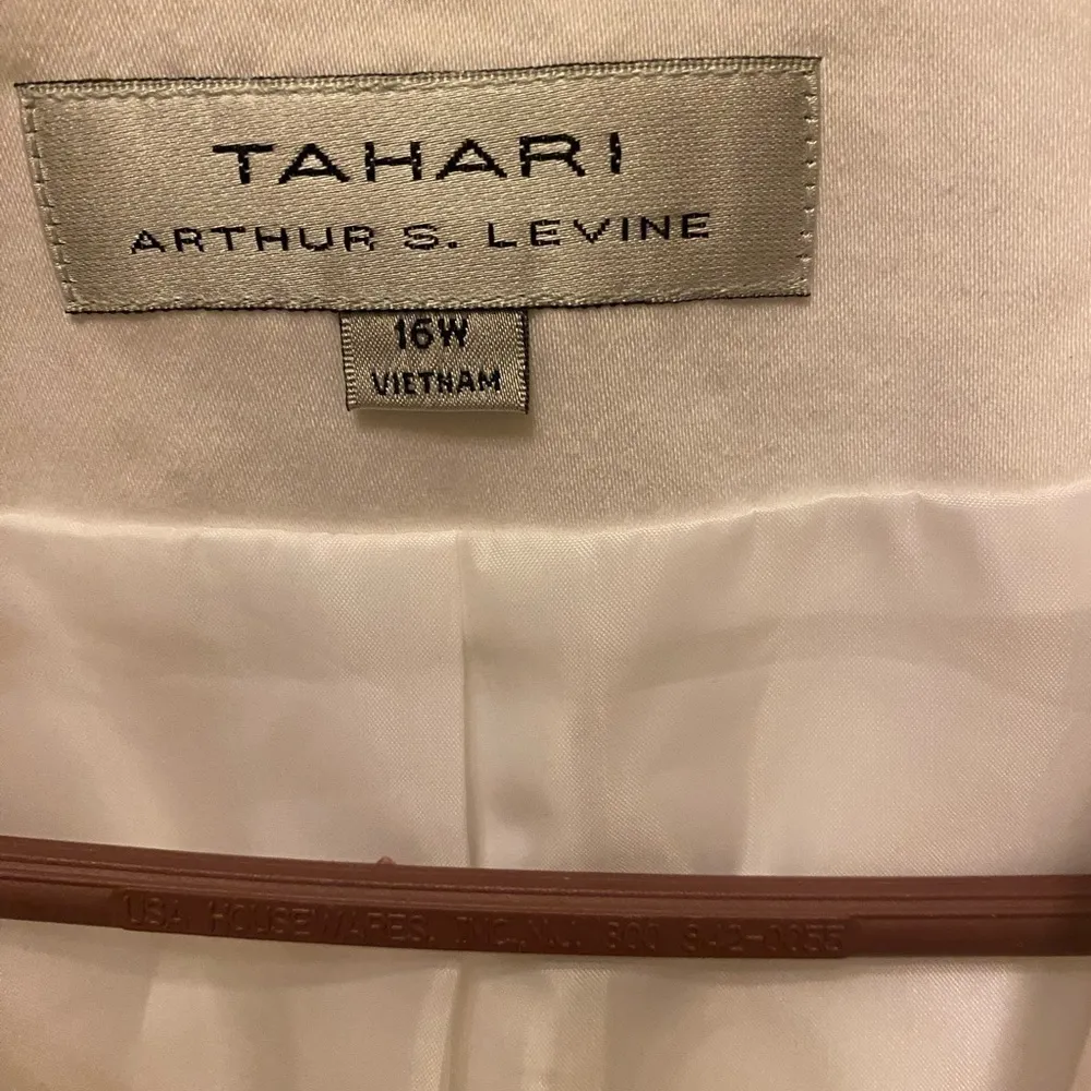 TAHARI PLUS SIZE WHITE AND FLORAL BLAZER - Image 2