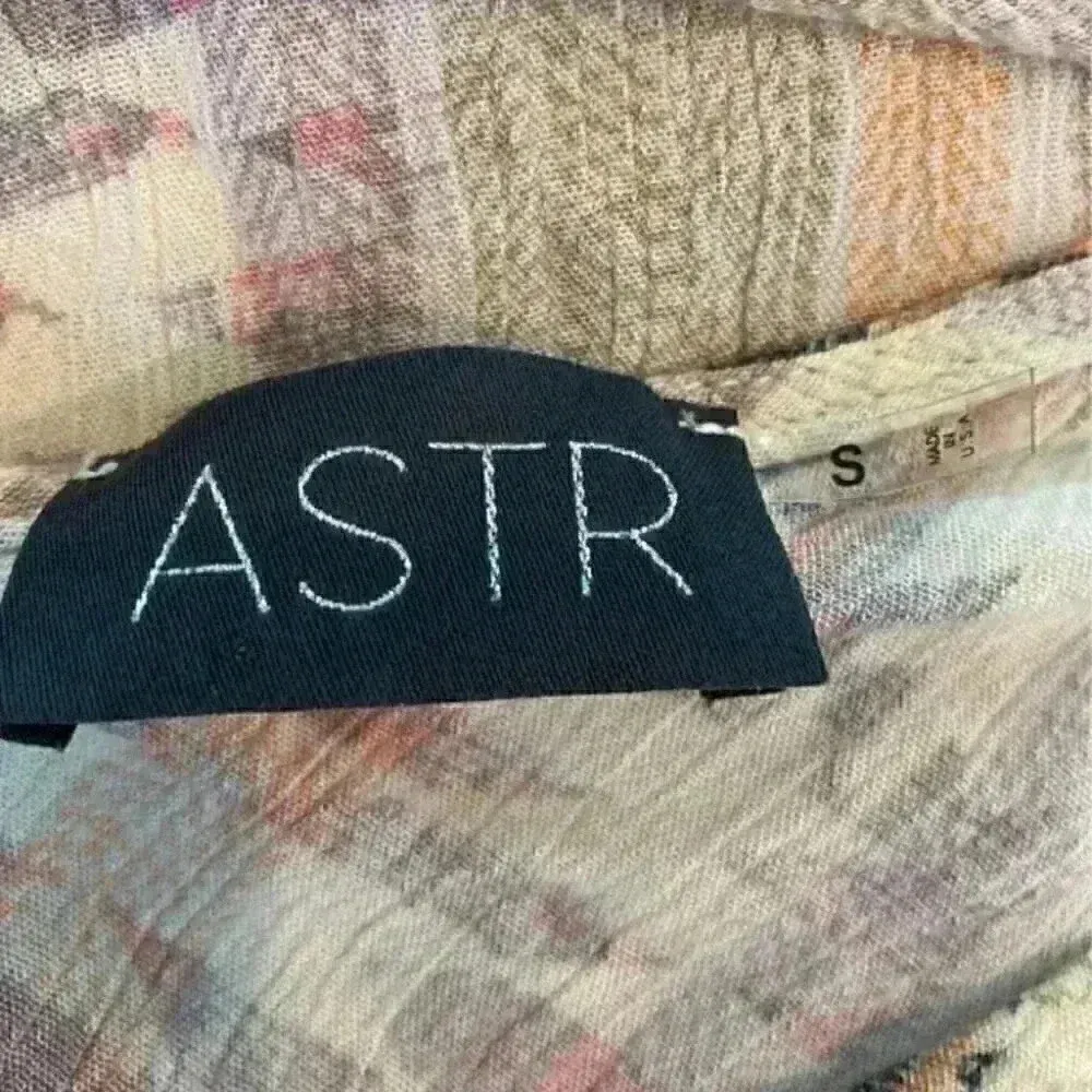 Astr large over sized blouse in size small - Image 5