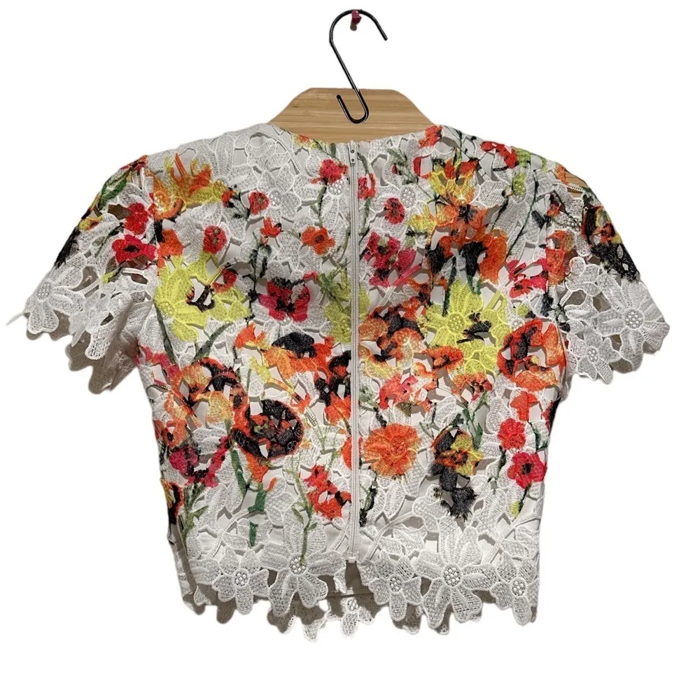 BADGLEY MISCHKA FLORAL EYELET SHORT SLEEVE CROPPED BACK ZIPPERED WHITE GREEN TOP - Image 2
