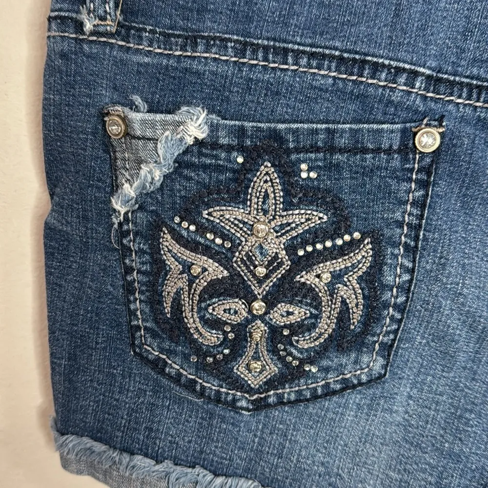 Hydraulic Lola Curvy cuffed fringe hem denim embellished mini shorts sz 9/10 - Image 4