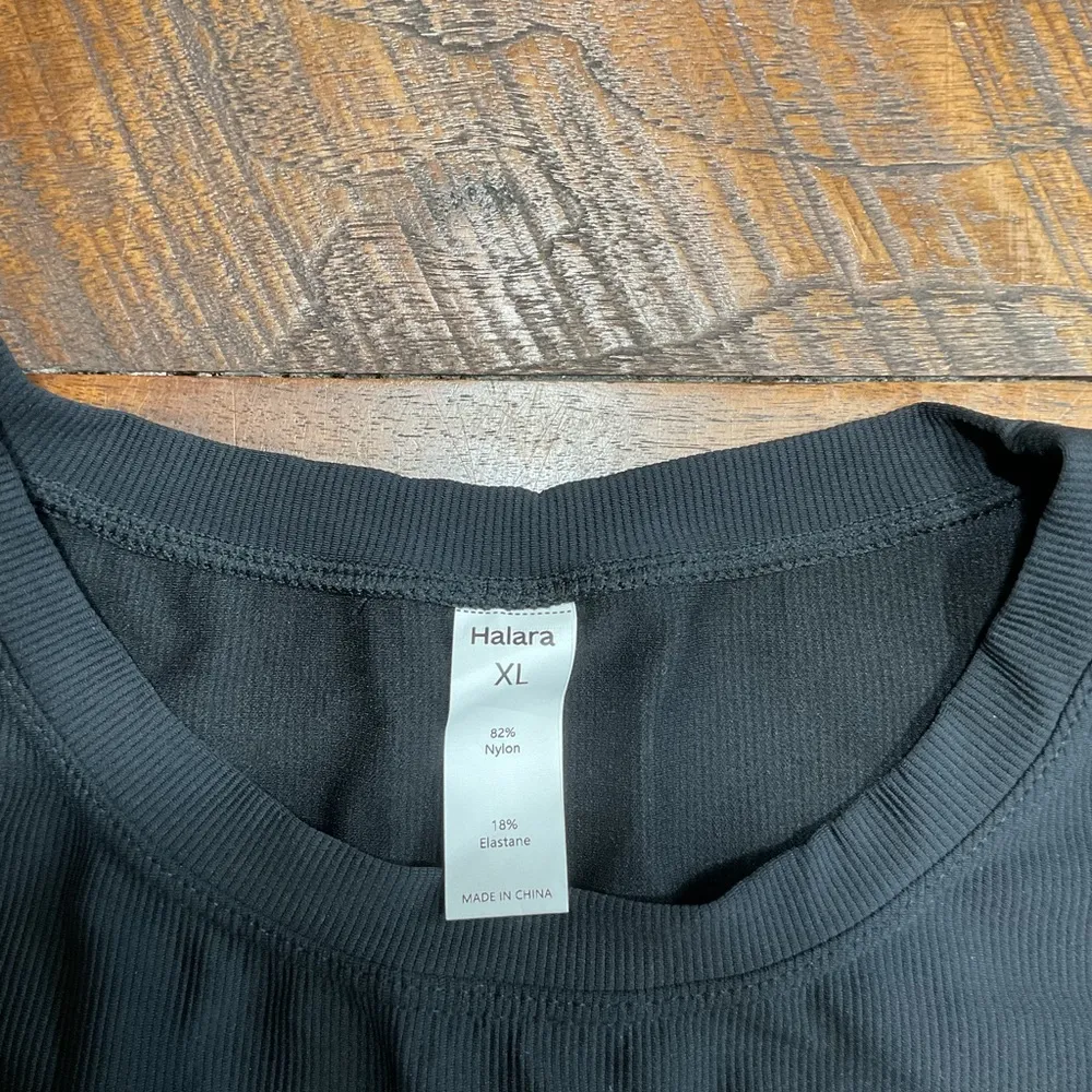 Halara Crew Neck Cropped Tank - Image 3