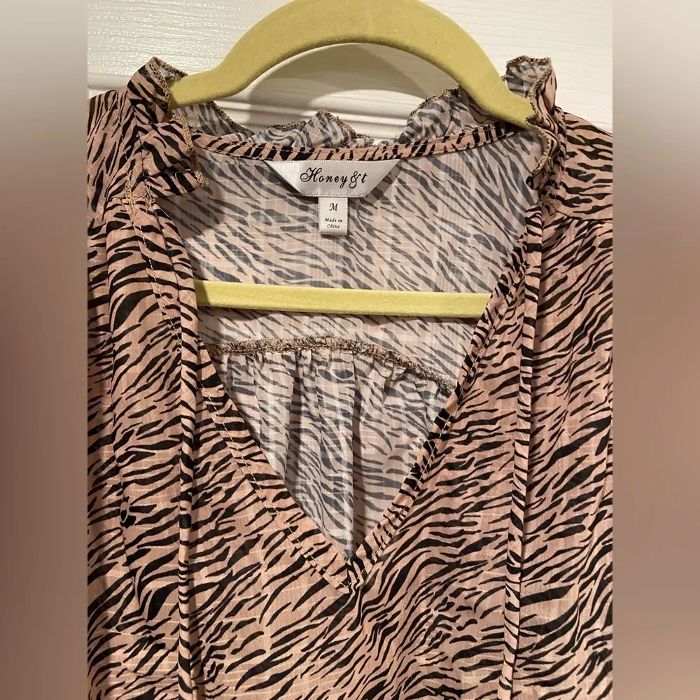 Honey & T Size M Black Tan Tiger Stripe Ruffle Sleeve Tie Neck Smocked Blouse Size M - Image 2