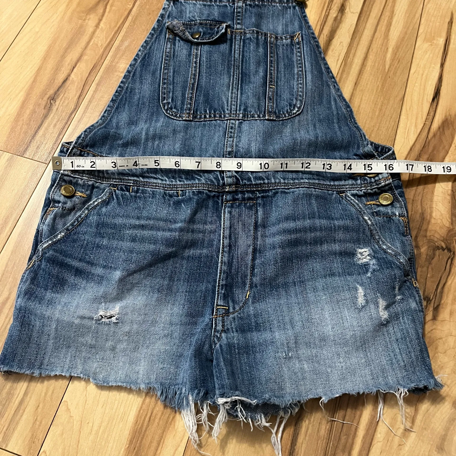 American Eagle Women’s XS/S Raw Hem Overall Jean Shorts Denim Shortails Tomgirl - Image 4