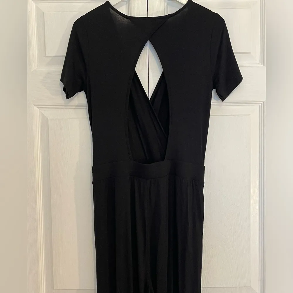 ASOS black pants jumpsuit short sleeve v-neck with cutout back size 8 - Image 2