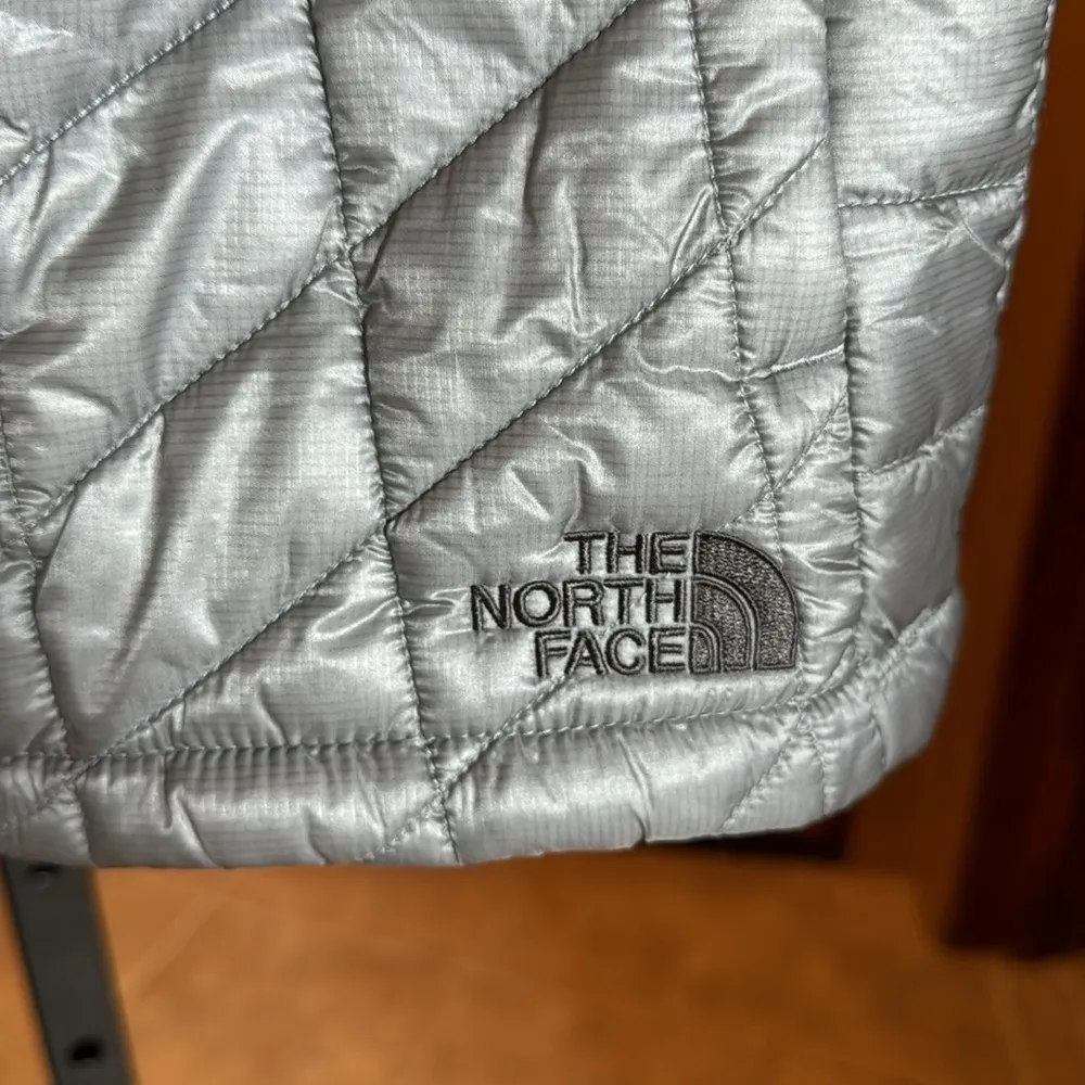 The North Face Ladies ThermoBall Trekker Gray Vest Size Small - Image 5