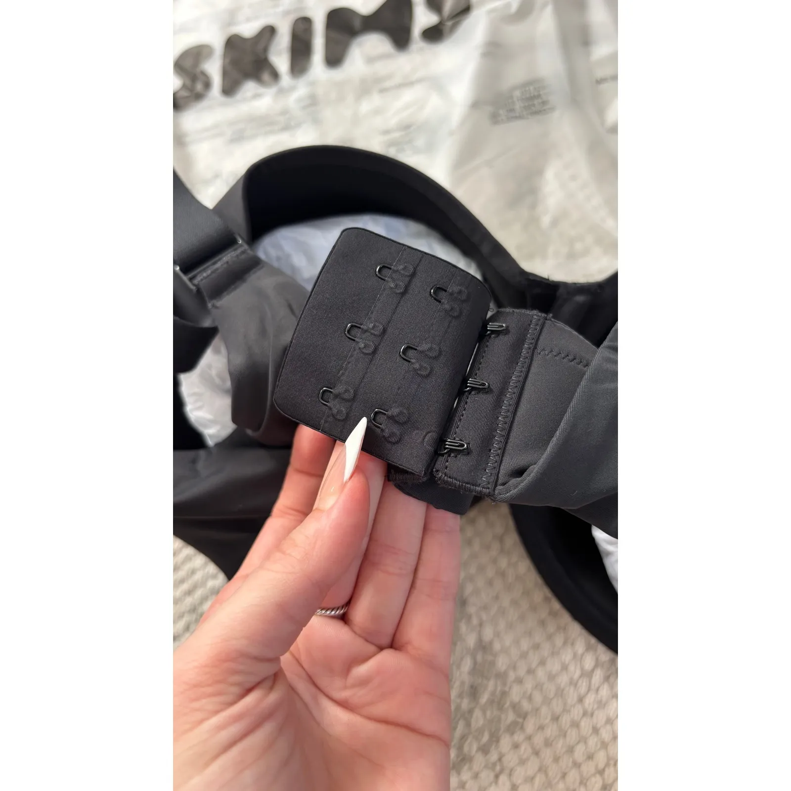 $56 NWT SKIMS Smoothing Intimates Full Coverage T-Shirt Bra Onyx 38DDD - Image 6