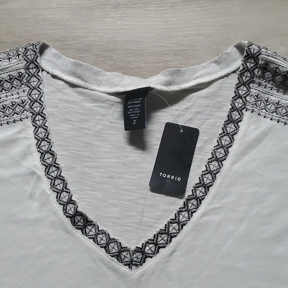 NWT Torrid Embroidered V-Neck Dolman Sleeve Short Sleeve Top - Image 3