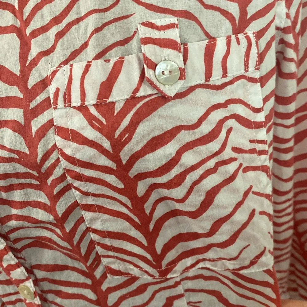 Chico’s cotton animal print white and coral roll tab sleeve safari shirt sz US 8 - Image 8