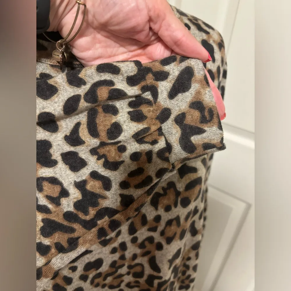 Doe & Rae Leopard Print Top from Buckle - Image 6