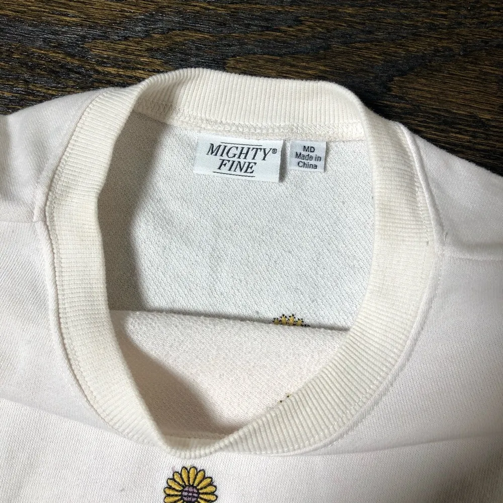 Cropped Embroidered Daisy Sweatshirt - Image 9