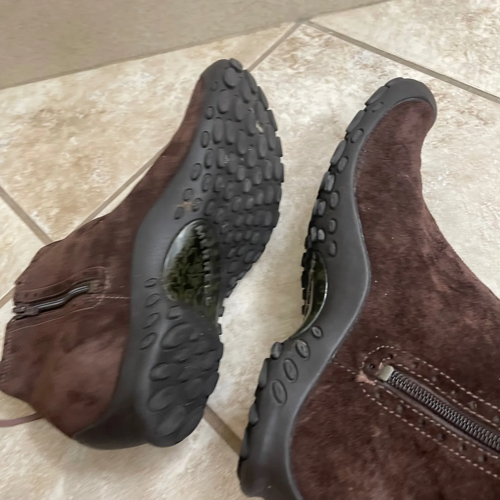 Merrell plazaDark Brown Suede Chelsea Ankle Boots Women US Size 9.5 EUC - Image 8