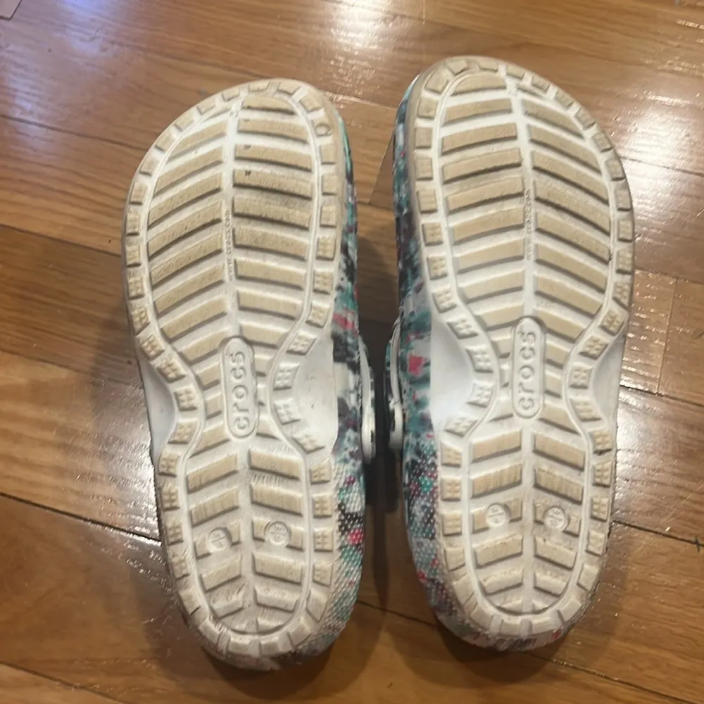 Crocs women’s multi colors lined clog sandals size 10 . - Image 7