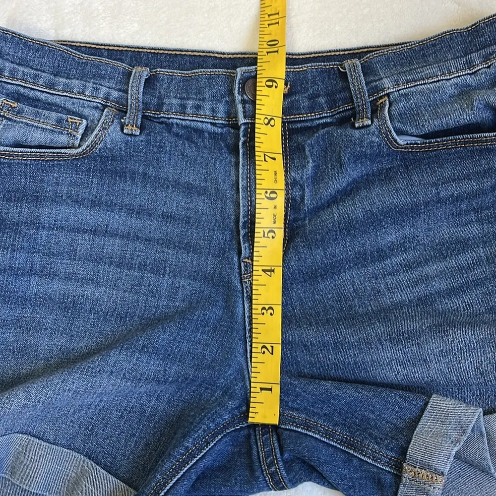 Old Navy Women’s Cuffed Bottom Denim Shorts Size 6 - Image 6