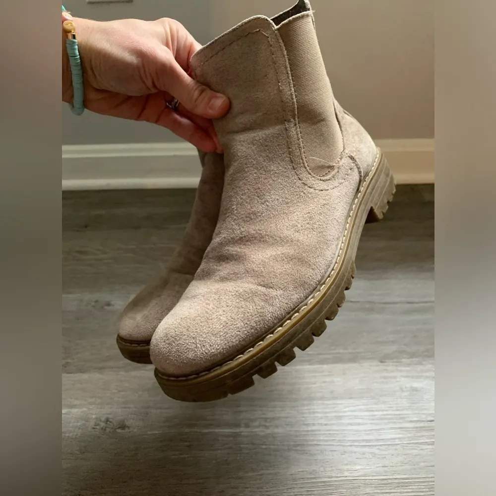 Cliffs Booties Chelsea Boots Tan Nude Beige Comfy Boots Size 7 M - Image 15