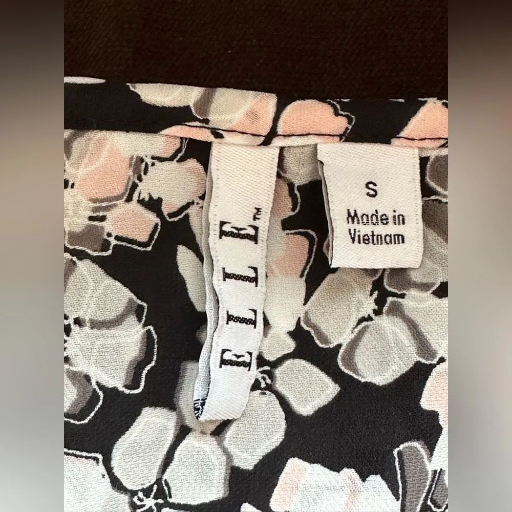 Ellie Black White Pink Floral Sleeveless Front Ruffle Blouse Sz S Sleeve… - Image 7