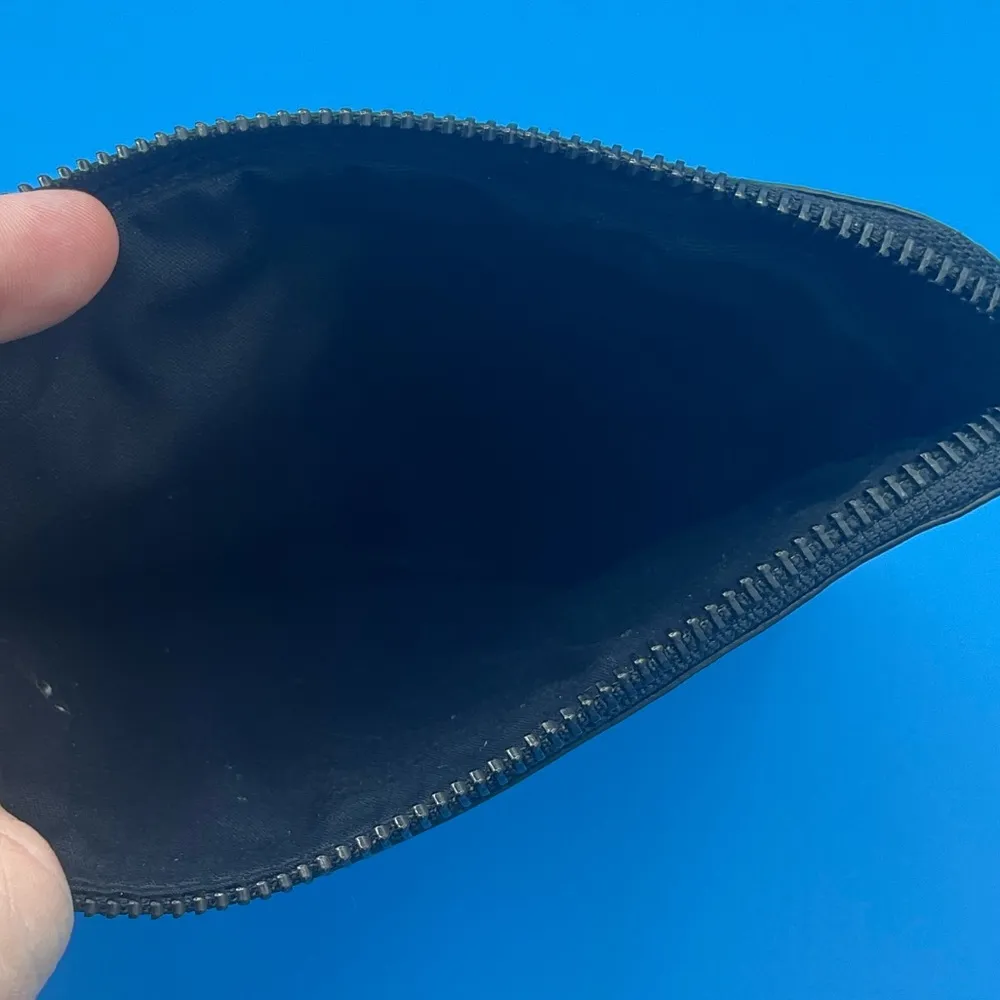 A Very Sweet Marc By Marc Jacob Silver Leather Zip Pouch - Image 3