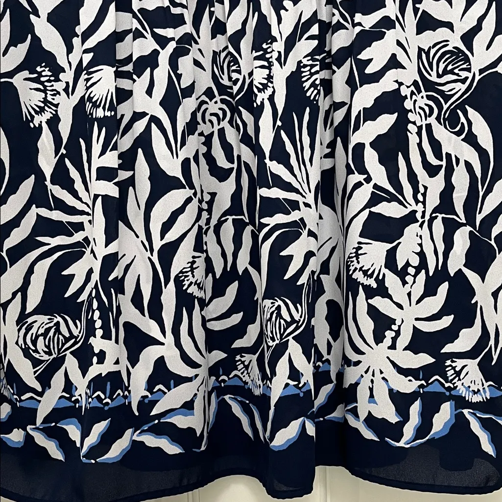 Lilly Pulitzer Navy and White Pintucking Tropical Flamingo Print Blouse - Sz S - Image 3