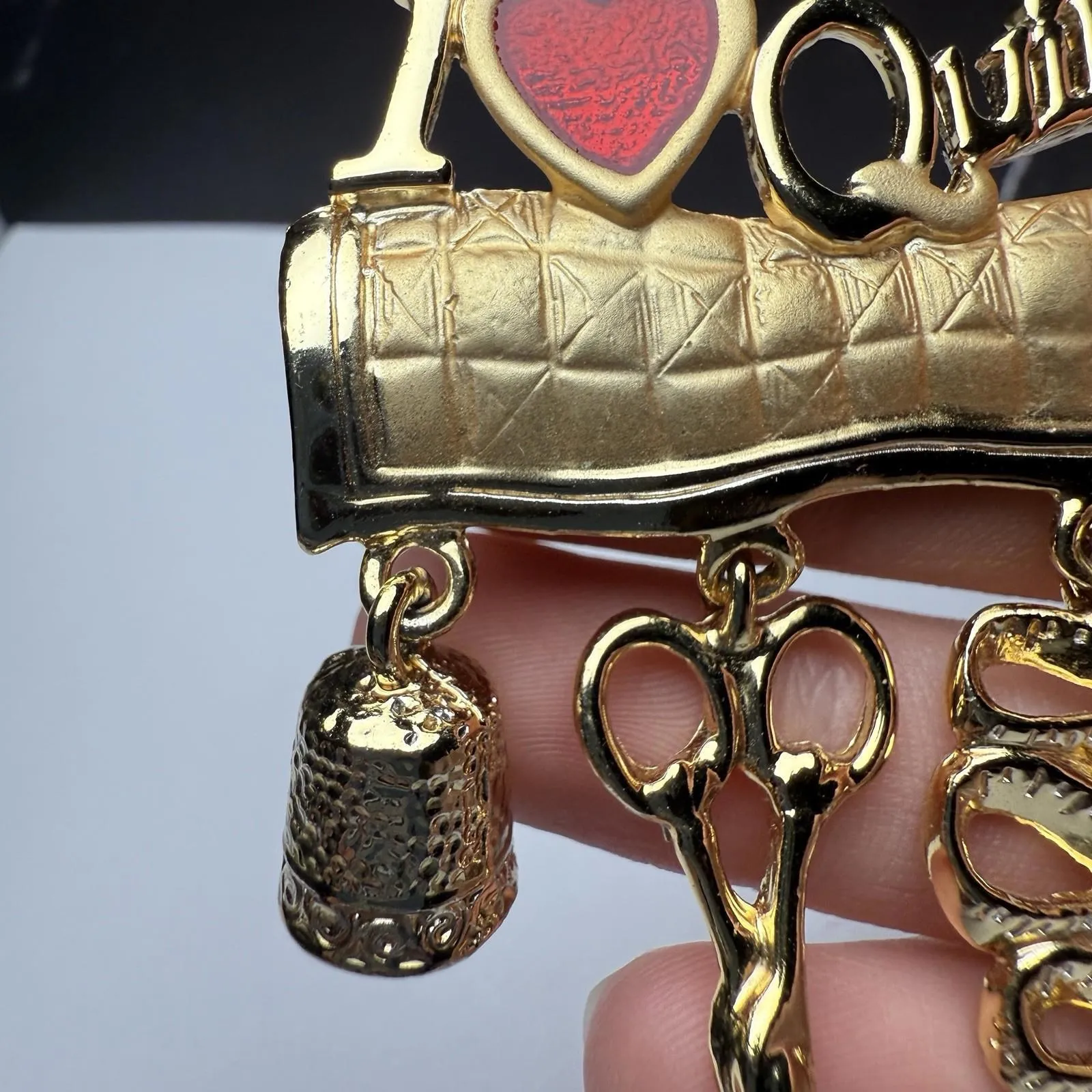 I Love Quilting Scissors Thread Thimble Dangles Gold Tone Brooch Pin AJC Signed - Image 5