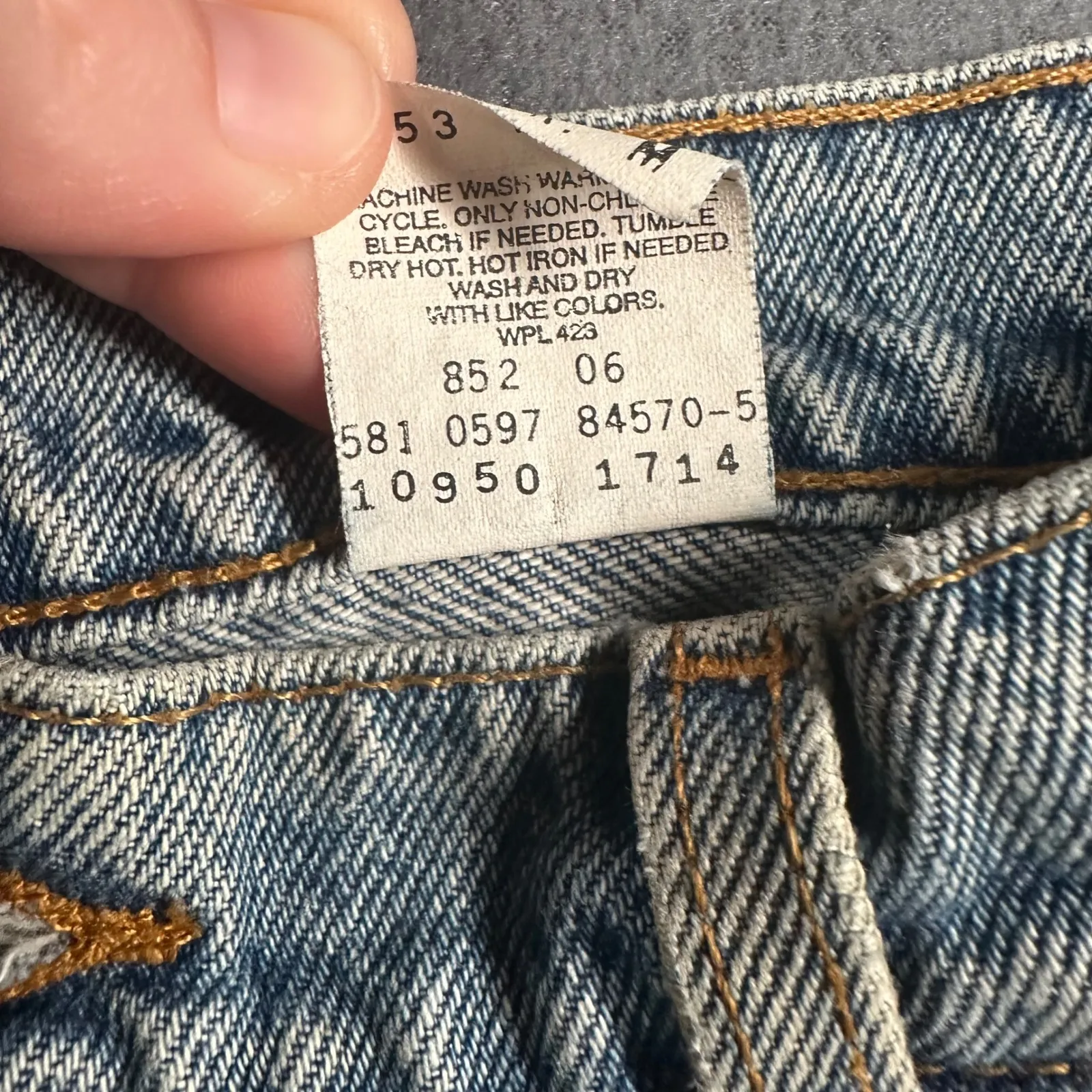 Vtg Levis 950 Relaxed Fit Tapered Leg Jeans Womens 11 JR Light Wash Stained - Image 8