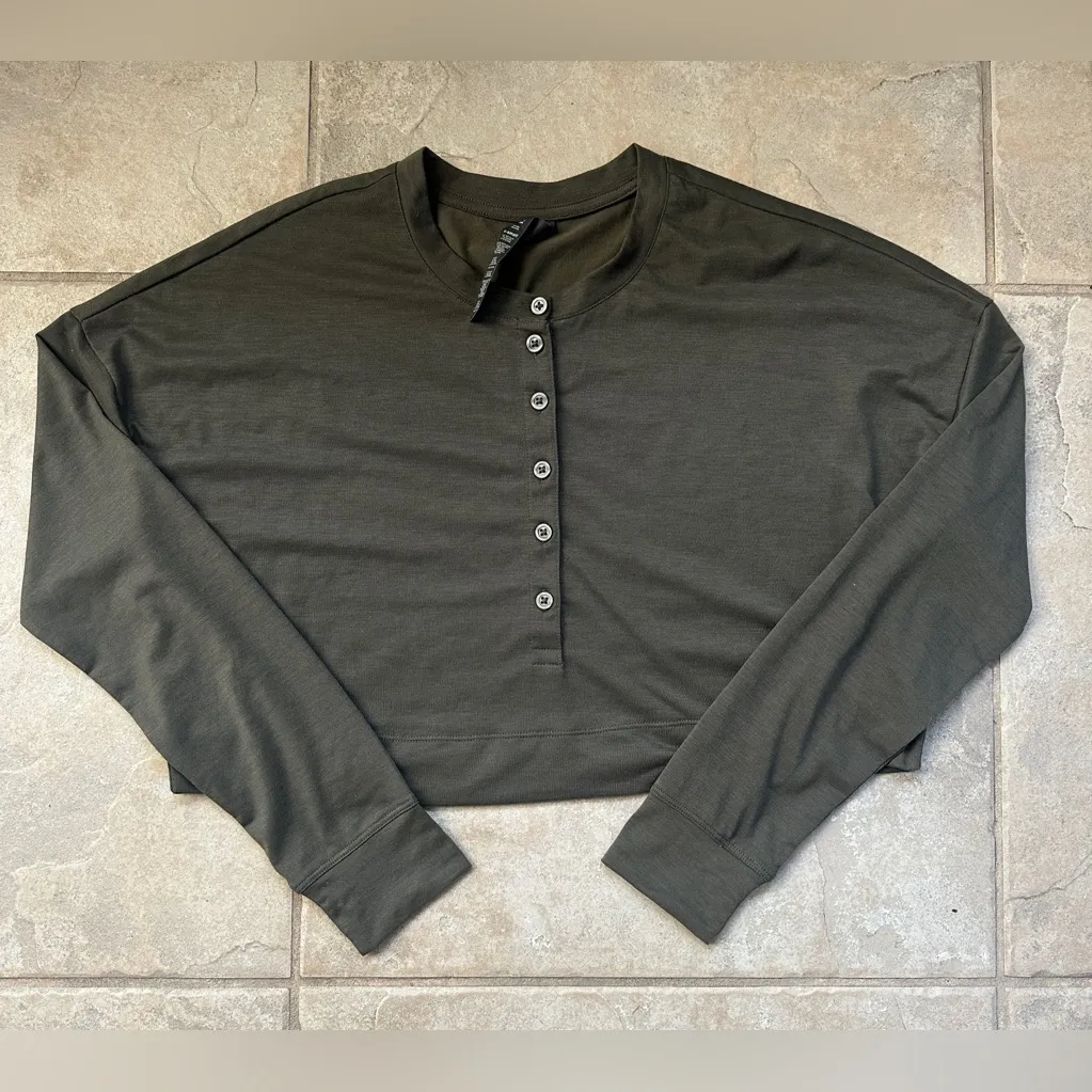 Vuori Avalon Henley in Oregano Green Size X-Small XS Boxy Cropped Long Sleeve - Image 3