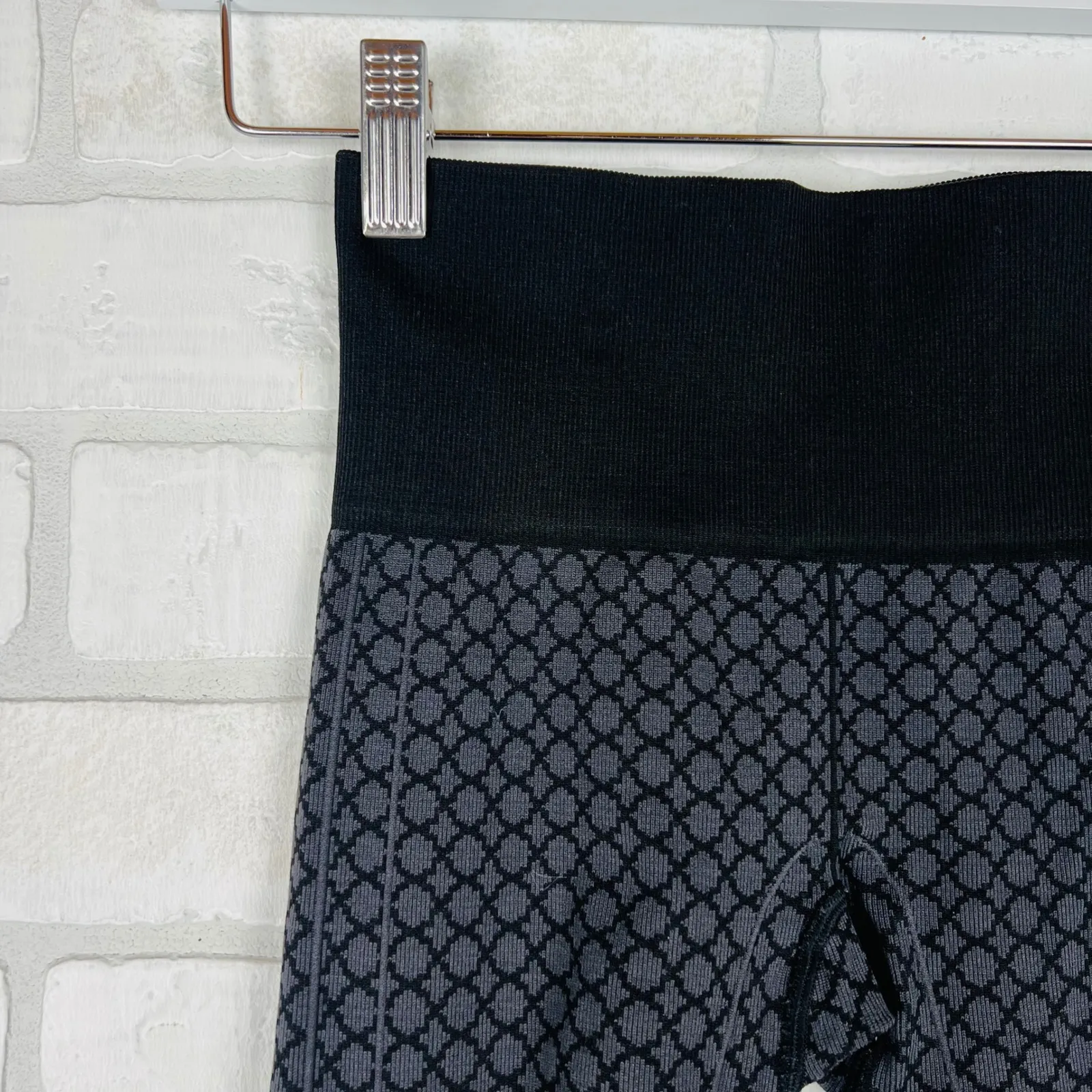 Lululemon Gray & Black Radial Symmetry Capri Pants Leggings, Women's Size‎ 2 - Image 4