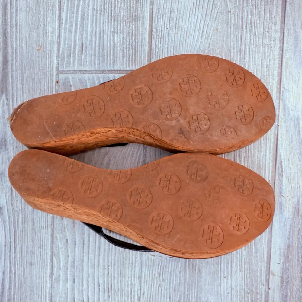 Tory Burch Thora Women’s Size 7.6 Black Patent Leather cork Wedge Sandals shoes - Image 13