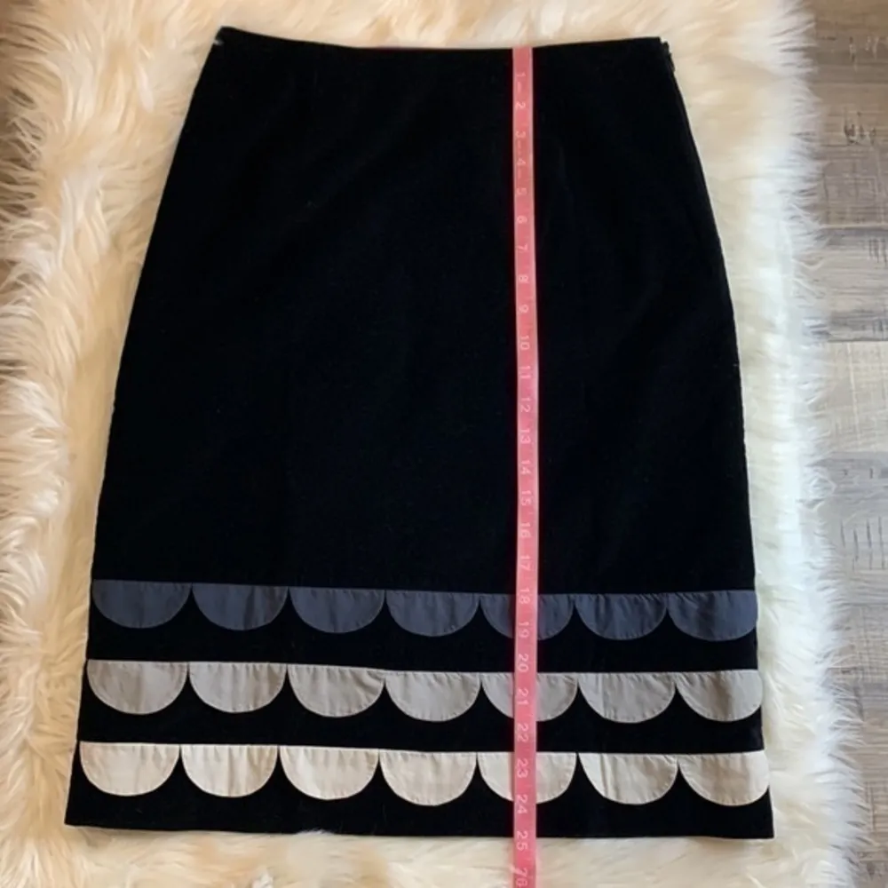 Boden velvet fully lined side zip skirt scalloped detail 6 Long Size undefined - Image 4