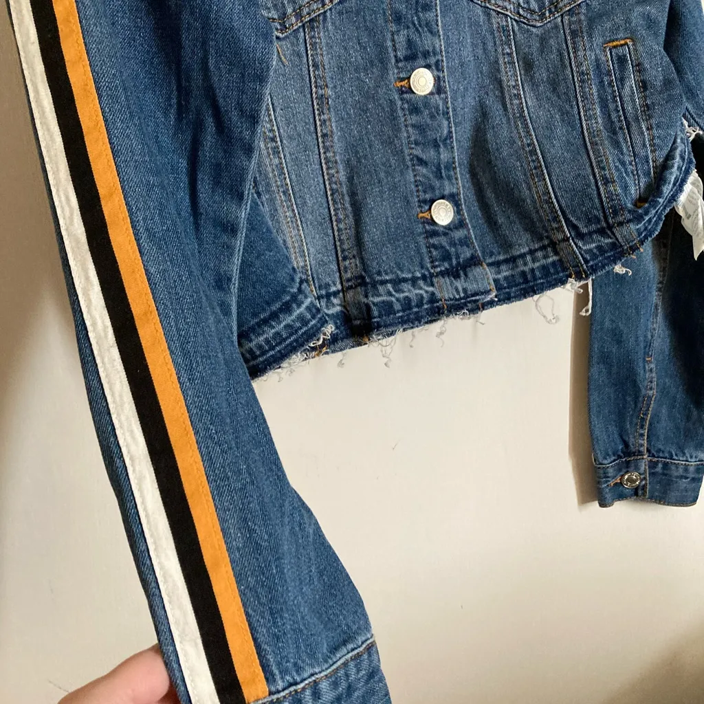 Forever 21 Medium Wash Cropped Racing Stripes on Sleeves Denim Jacket A242 - Image 4