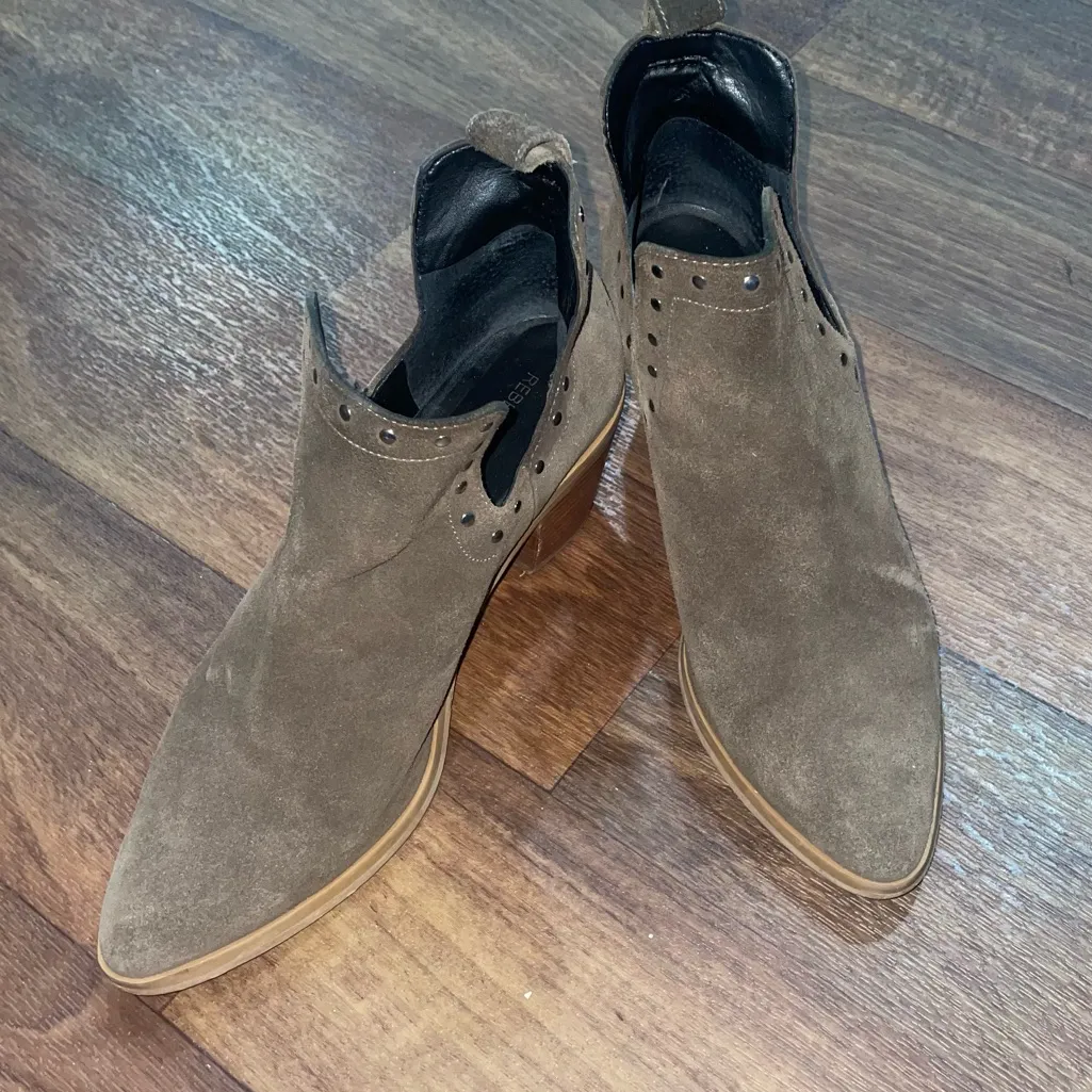 Rebecca Minkoff Lana Taupe Suede Split Shaft Ankle Boot W/ Stud Detail Size 7.5 - Image 2