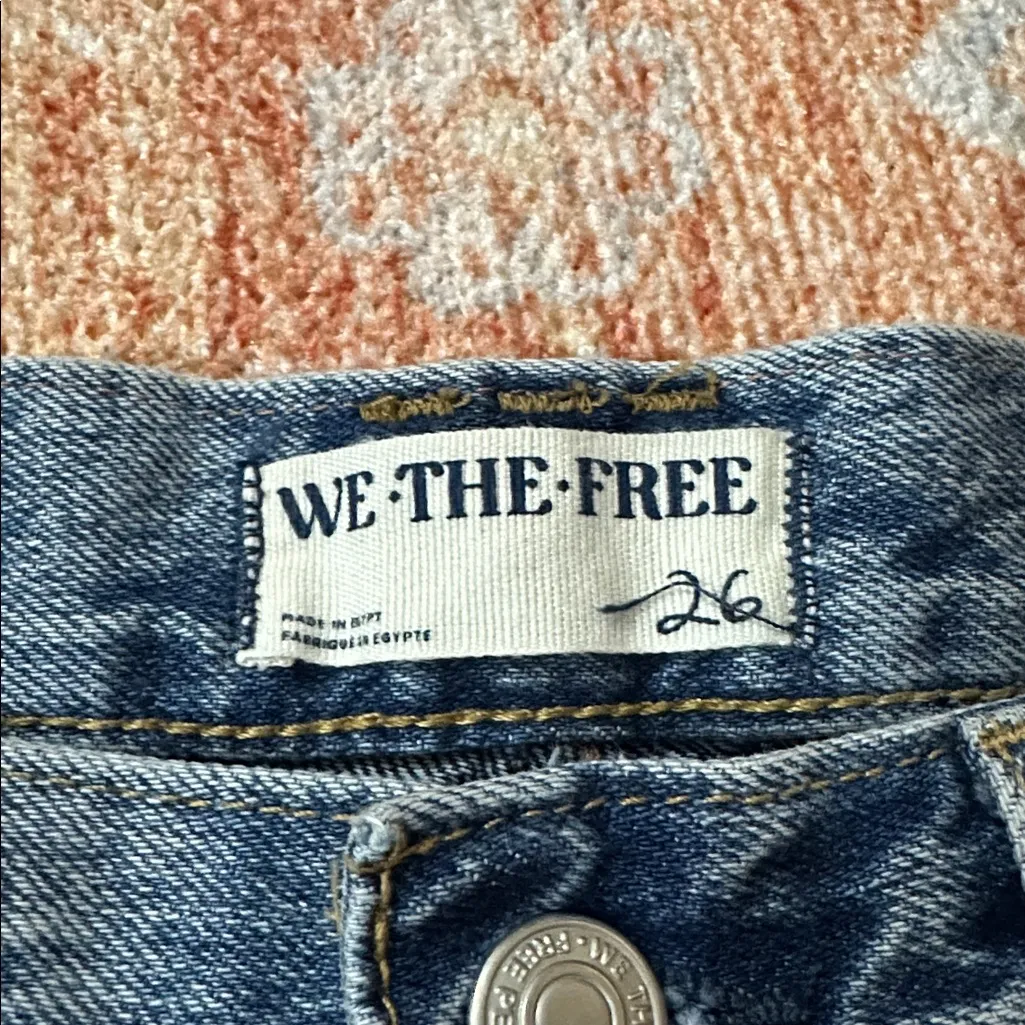 WE THE FREE PEOPLE IVY MID RISE Jean SHORT size 26 distressed boho denim shorts - Image 4