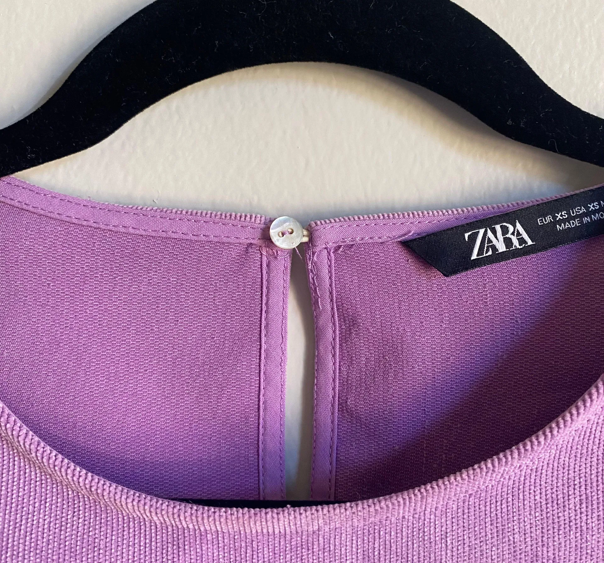 UNWORN  Puffy Sleeve Top - Image 9