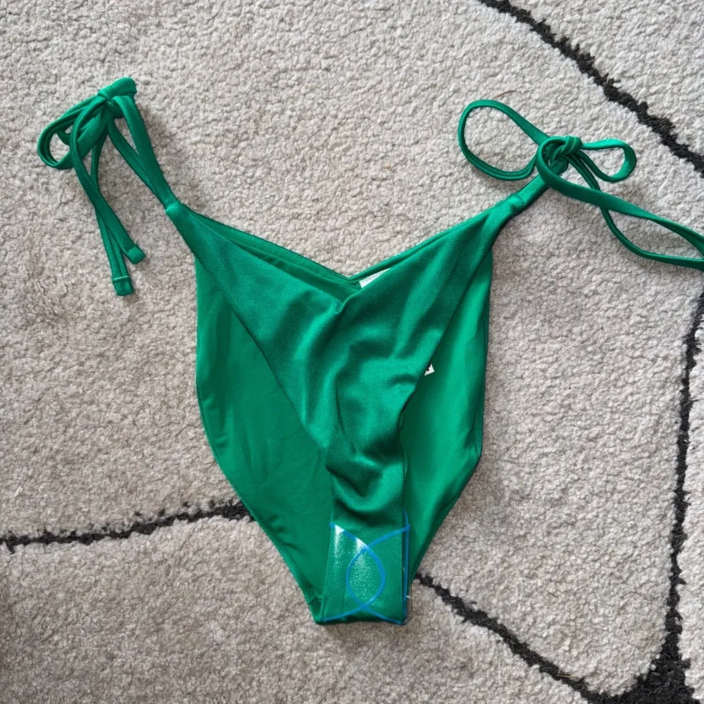 ASOS DESIGN V-front tie side bikini bottoms in emerald green - Image 3