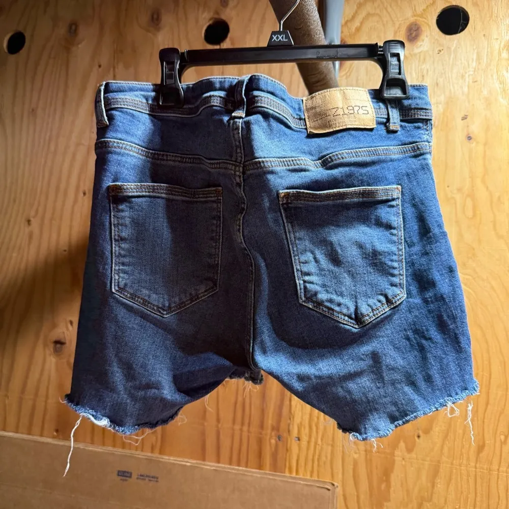 Zara Denim Distressed Women's Shorts Raw Hem Size 4 EUC Blue - Image 4