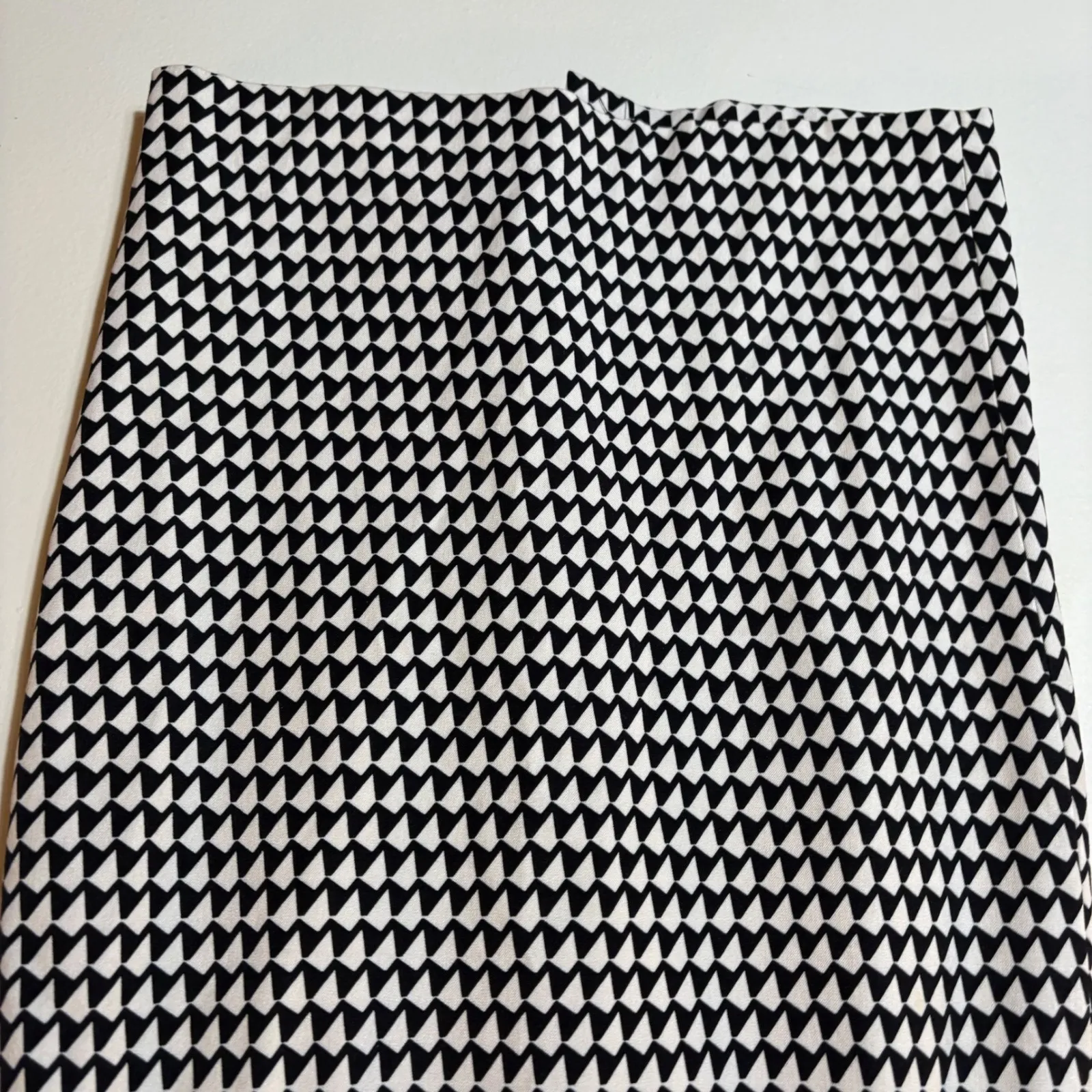 BANANA REPUBLIC Black White Geometric Print Pencil Skirt Size 6 - Image 3