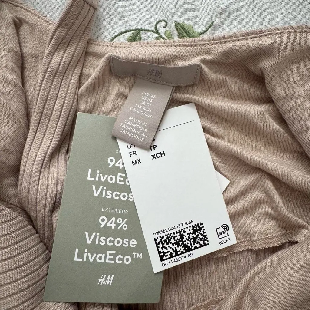 H&M XS nude/tan v-neck viscose ribbed tank - new with tags - Image 5