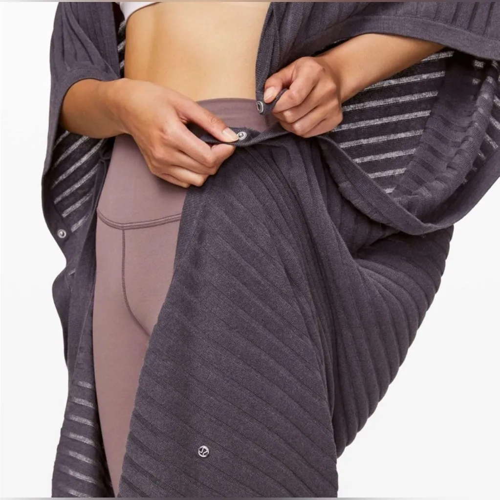 Lululemon Women’s Rejuvenate Wrap Scarf Snap Black Ribbed Striped Size‎ O/S - Image 6