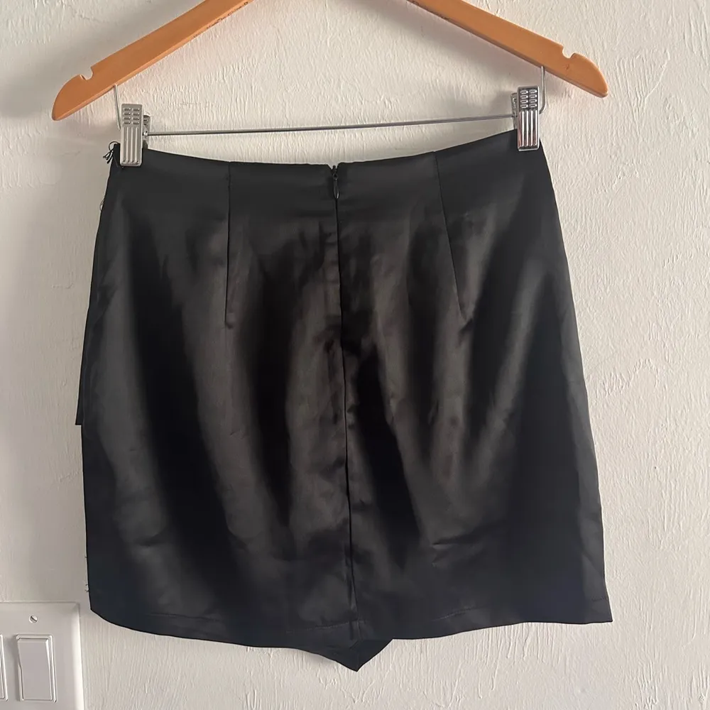 Superdown‎ Saira Satin Mini Skirt in Black Sz S - Image 5