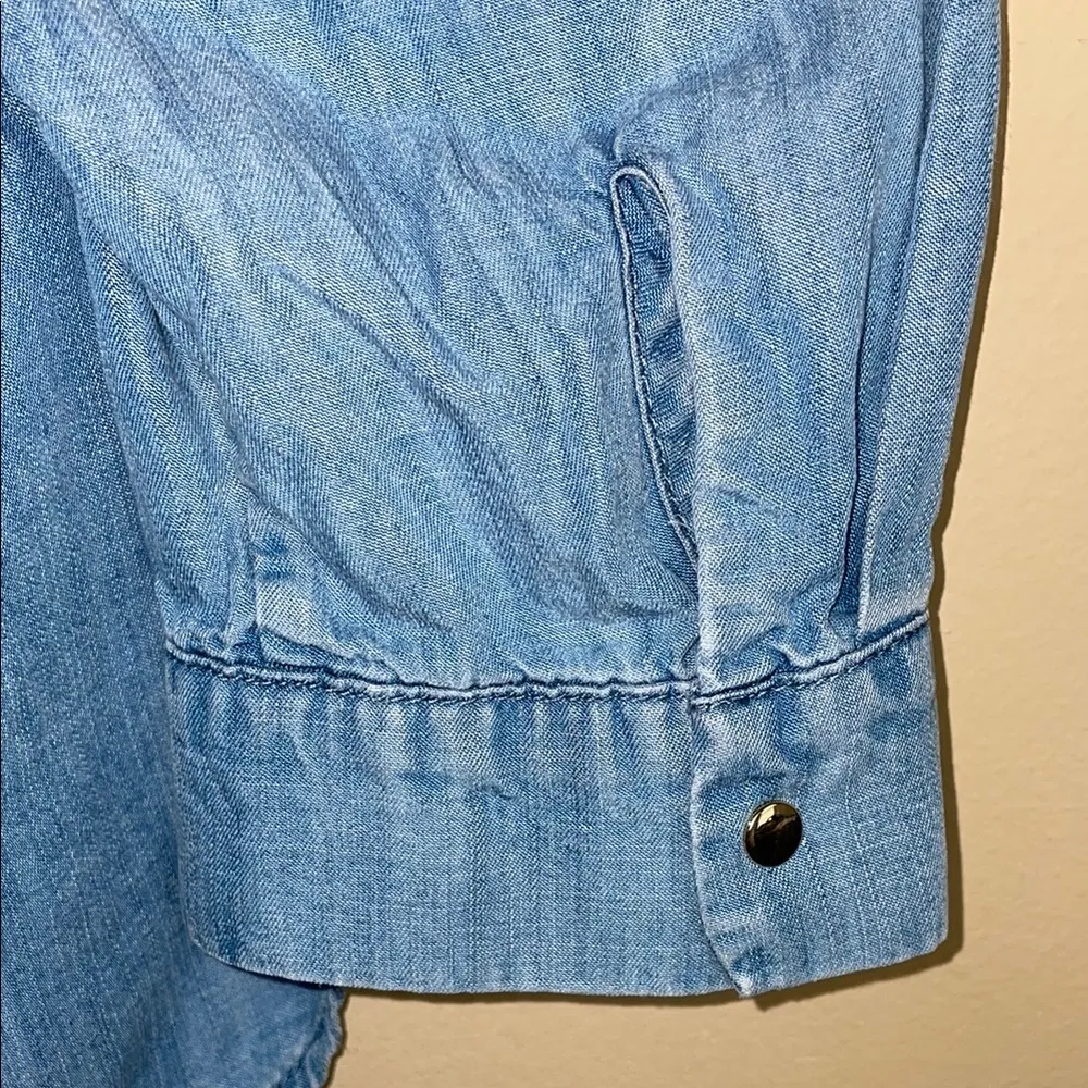 Chico’s Women’ Blue Chambray Denim Grommet Quarter Button-Up Long Sleeve Shirt - Image 5