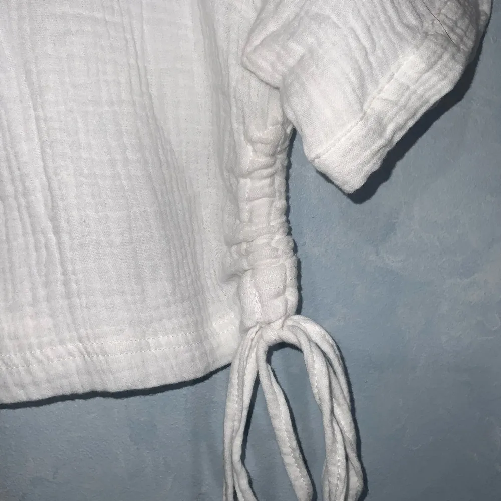 Just Be White Cotton Cinch Tie Sides Short Sleeve Round Neck Crop Top Sm - Image 2