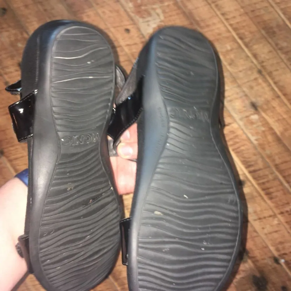 Vionic black patent leather strappy orthopedic arch support sandals - Image 2